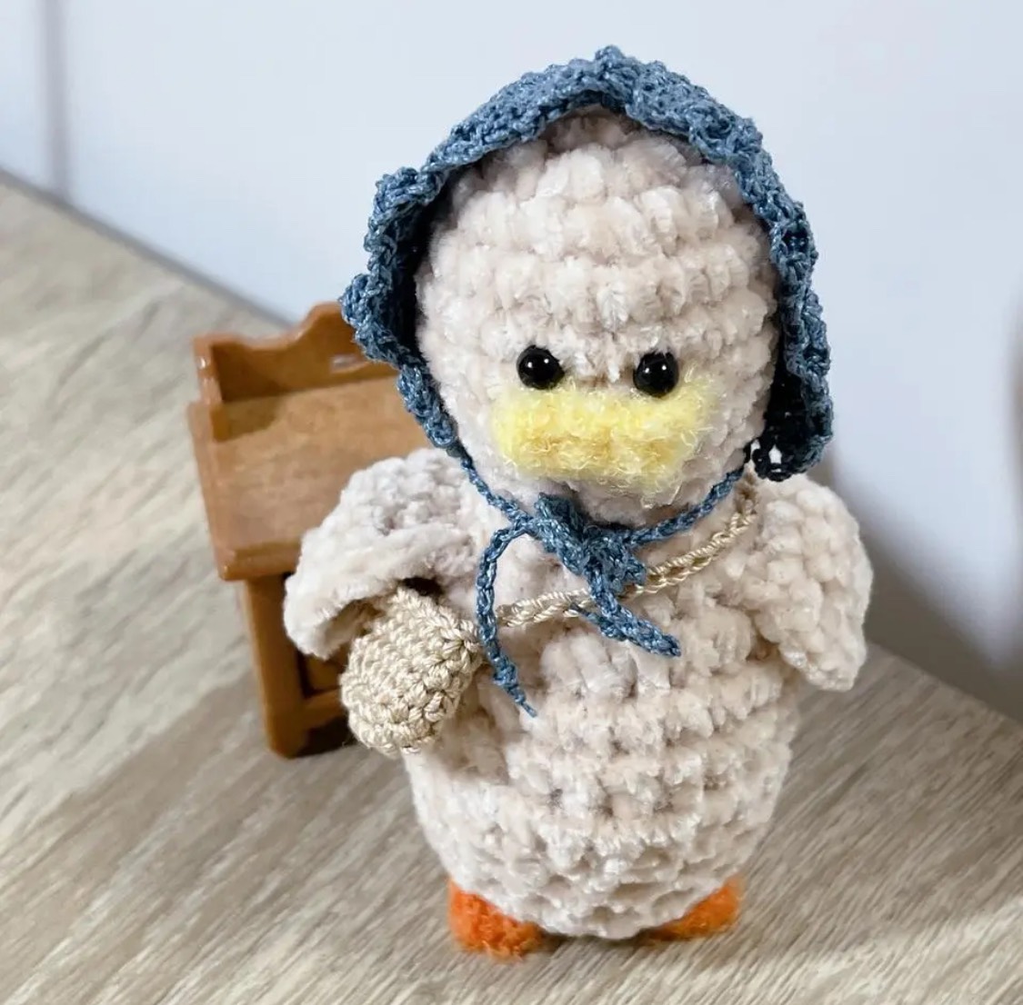 【編みぐるみ】あひちゃん編みぐるみキーホルダー（ボンネット、お鞄付き）