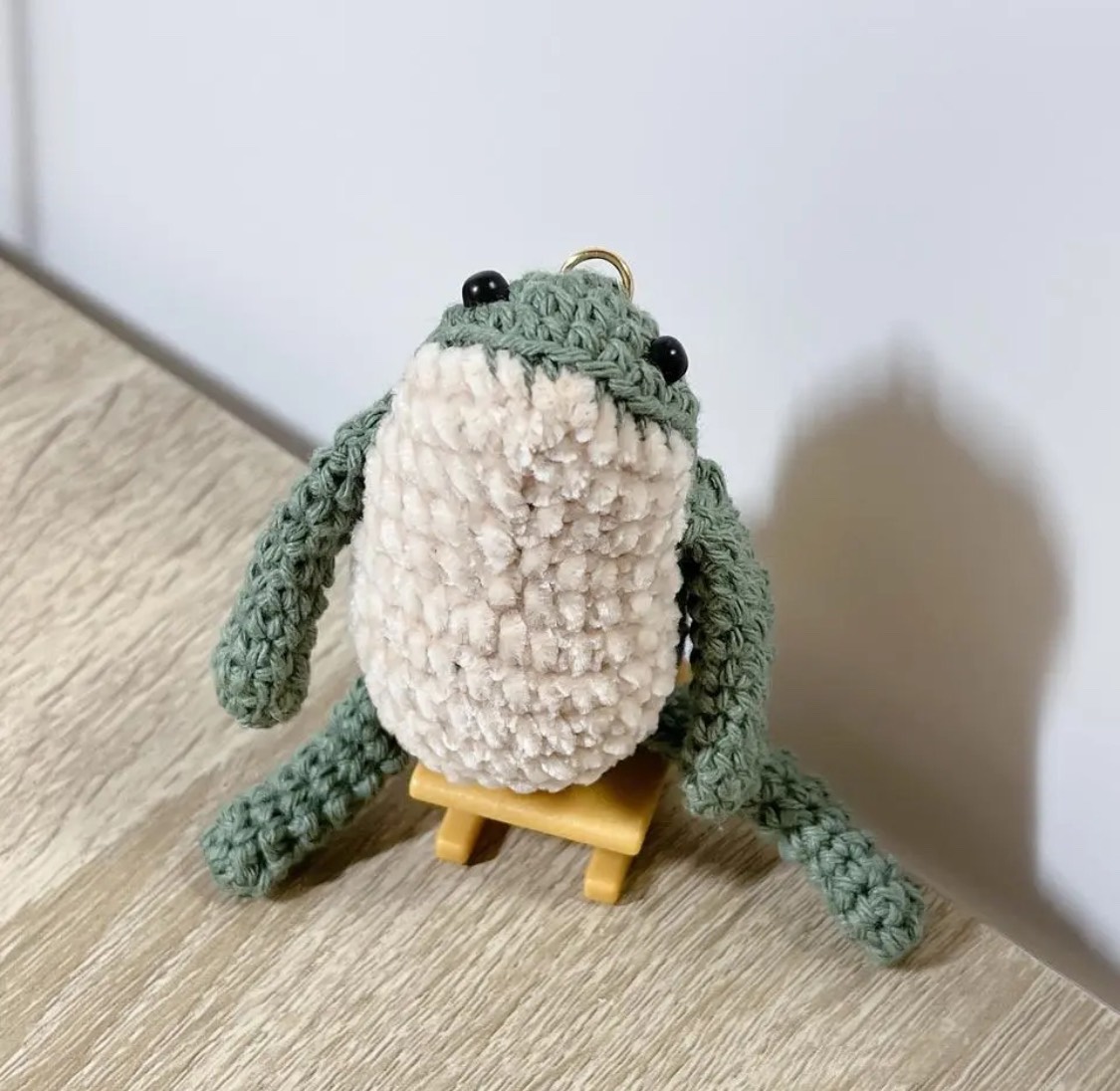 【編みぐるみ】もふもふお腹のカエルさん編みぐるみキーホルダー