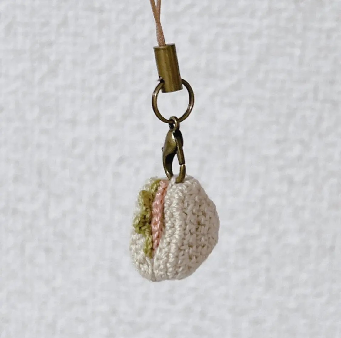 手編みのサンドイッチ ストラップつき